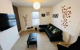 Safari Apartment, Free Parking, 10Min Walk To Blackpool Tower, Sleeps 12